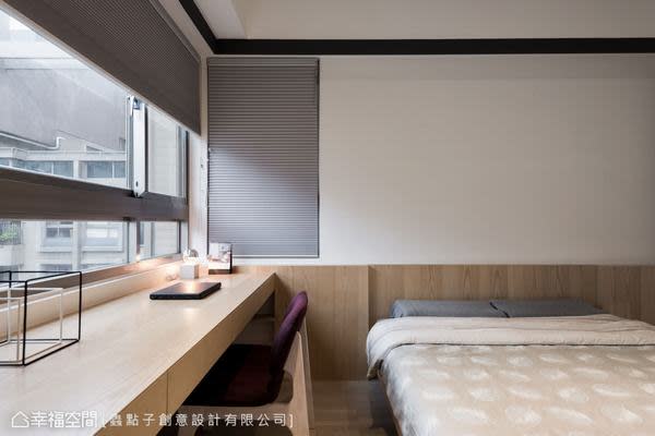 床頭半腰壁板以木皮與書桌串聯，形成上下分割比例；窗簾盒和天花板之間，利用黑色線框帶來一氣呵成的延伸效果。