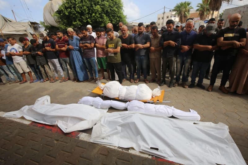 Relatives of Palestinians, who killed after an Israeli attack targeting a house in the Maghzi refugee camp, mourn after their bodies were brought to the al-Aqsa Martyrs Hospital for burial in Deir El-Balah. Omar Ashtawy/APA Images via ZUMA Press Wire/dpa