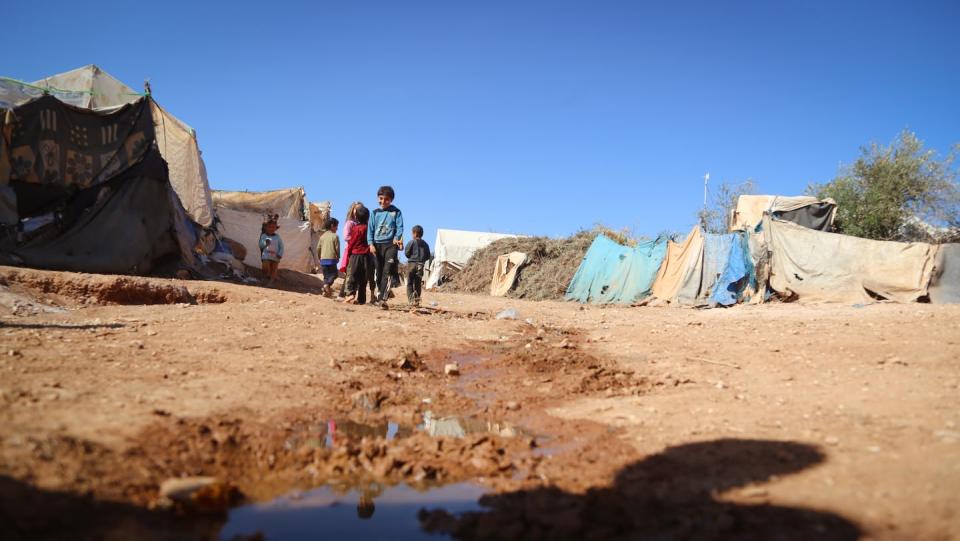 Niños en un campo de refugiados de Siria, donde se produjo uno de los últimos brotes de cólera en septiembre de 2022. <a href="https://www.shutterstock.com/es/image-photo/cholera-epidemic-syria-difficult-conditions-which-2220459641" rel="nofollow noopener" target="_blank" data-ylk="slk:Shutterstock / Mohammad Bash;elm:context_link;itc:0;sec:content-canvas" class="link ">Shutterstock / Mohammad Bash</a>
