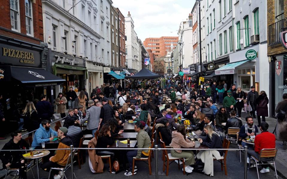 Customers enjoying drinks in the Soho area of London - NIKLAS HALLE'N/AFP via Getty Images