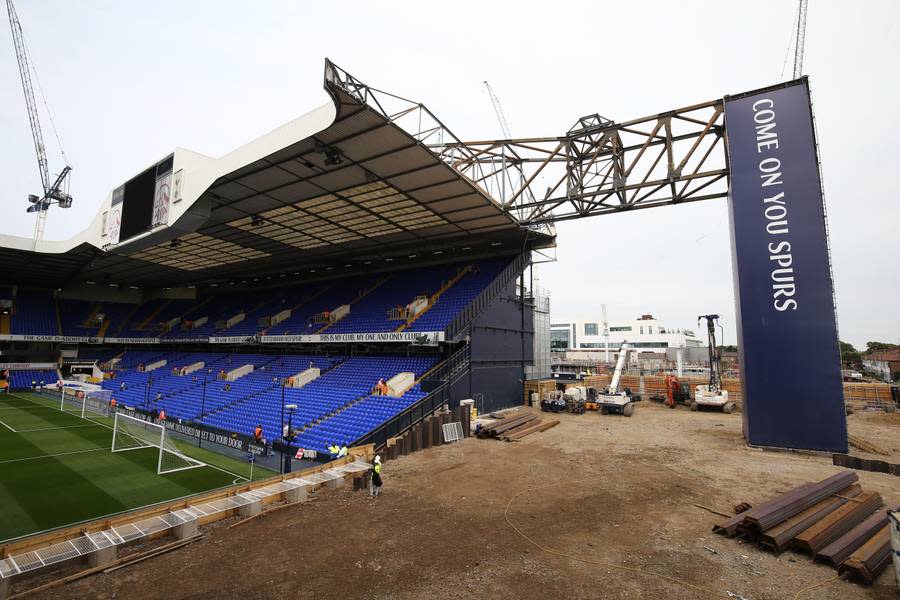 Die Eröffnung der "New White Hart Lane" war immer wieder verschoben worden, zuletzt ging man erst von einem Umzug zur neuen Saison aus. Die alte White Hart Lane wurde so wie viele geschichtsträchtige englische Stadien in den letzten Jahren abgerissen