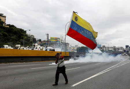 Opposition supporters clash with riot police during a rally against President Nicolas Maduro in Caracas, Venezuela, May 3, 2017. REUTERS/Carlos Garcia Rawlins