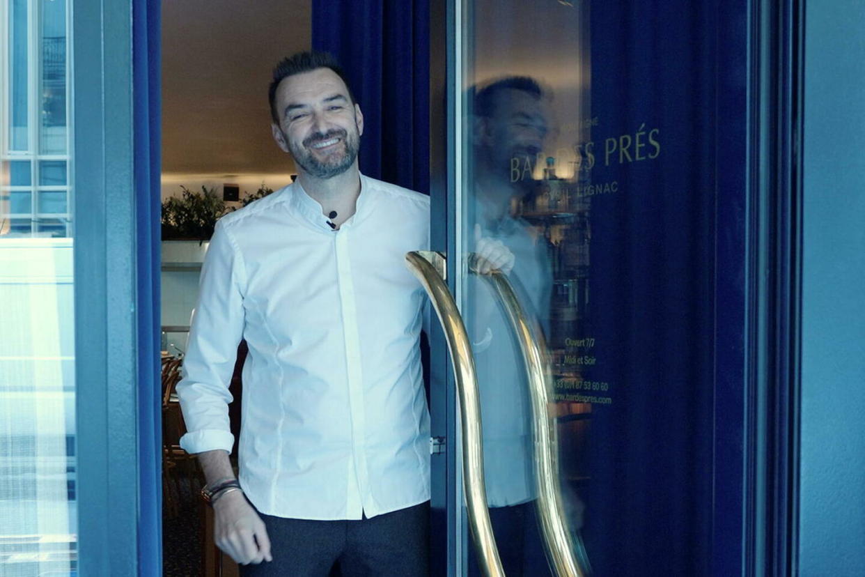 Le chef Cyril Lignac devant son nouveau restaurant parisien, le Bar des Prés Montaigne.  - Credit:DR