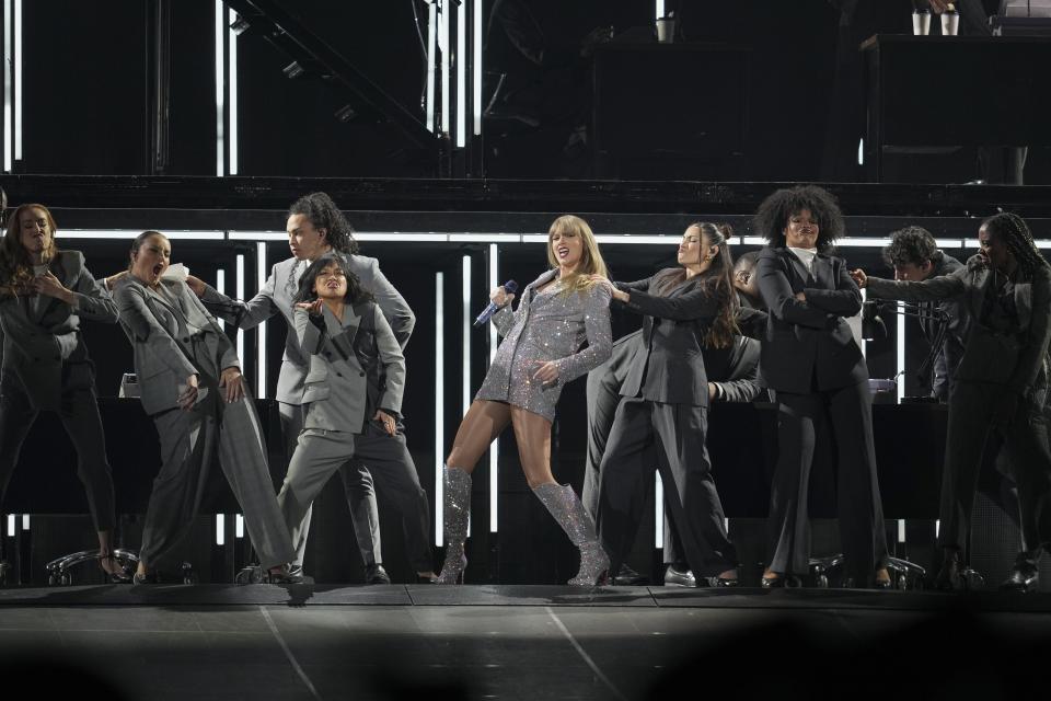 Taylor Swift durante el primer concierto de su gira Eras en el Tokyo Dome, el miércoles 7 de febrero de 2024 en Tokio. (Foto AP/Toru Hanai)