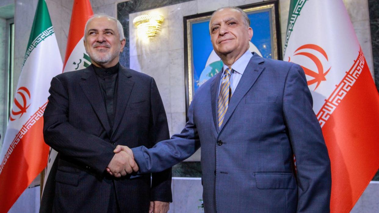 Iraks Außenminister Mohammed Ali Al-Hakim (r) begrüßt seinen iranischen Amtskollegen Mohammed Dschawad Sarif in Bagdad. Foto: Ameer Al Mohammedaw