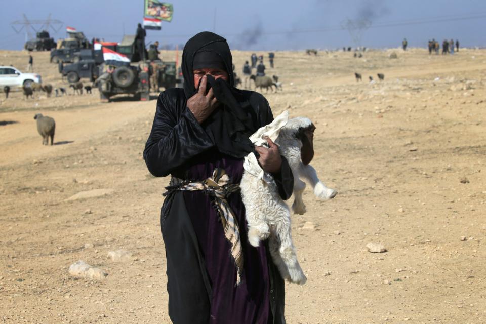 <p>Displaced Iraqis flee their homes during a battle with Islamic State militants ,in district of Maamoun in western Mosul,Iraq February 23, 2017. (Alaa Al-Marjani/Reuters) </p>