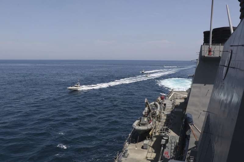 2020年4月15日，伊朗船艦在波斯灣「騷擾」美軍船艦