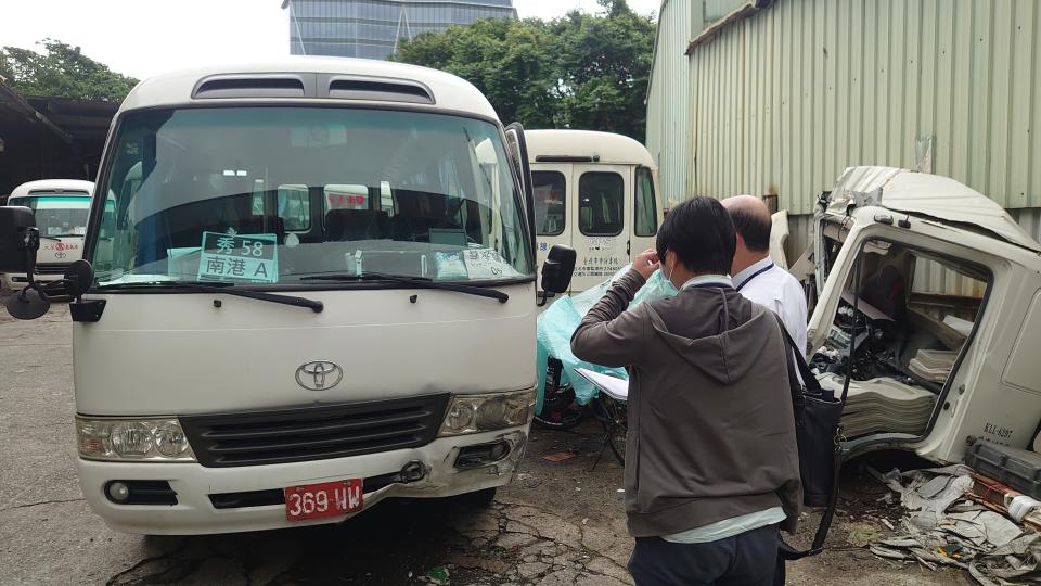 康橋高中學生交通車事故1130522檢查車輛資料照