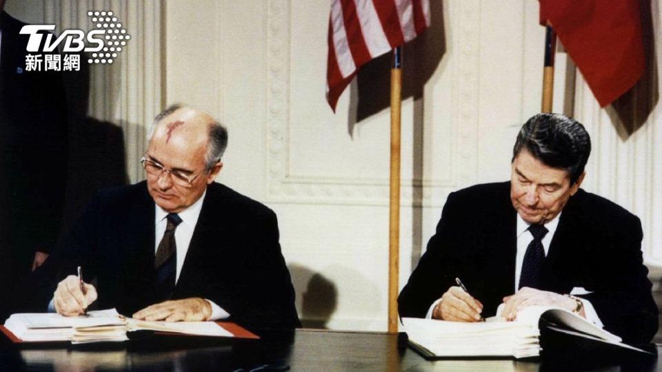 前蘇聯總統戈巴契夫（左）與美國總統雷根簽訂「中程導彈條約」，削減兩國飛彈數量。（圖/達志影像路透社）