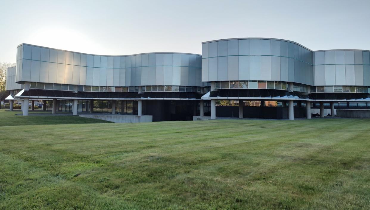 The Corning Museum of Glass was designed by Gunnar Birkerts & Associates. Corning's first new museum building since 1951, it opened in 1980 with the galleries well above the flood plain.