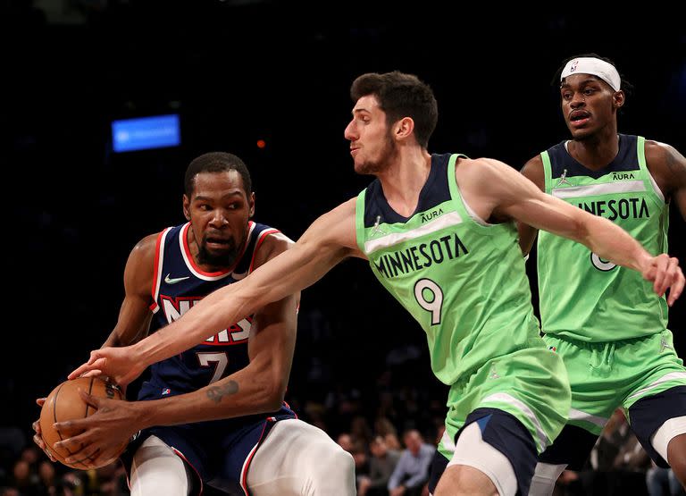 Una foto para un póster de un familiar: Leandro Bolmaro disputándole la pelota a un monstruo de la NBA, Kevin Durant; el cordobés jugó medio partido en la ajustada caída de Minnesota Timberwolves contra Brooklyn Nets en Nueva York.