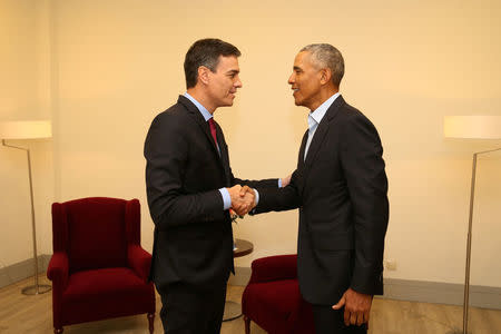 FILE PHOTO: Spain's Prime Minister Pedro Sanchez greets former U.S. President Barack Obama during a meeting in Madrid, Spain, July 6, 2018. Fernando Calvo/Moncloa/Handout via REUTERS.