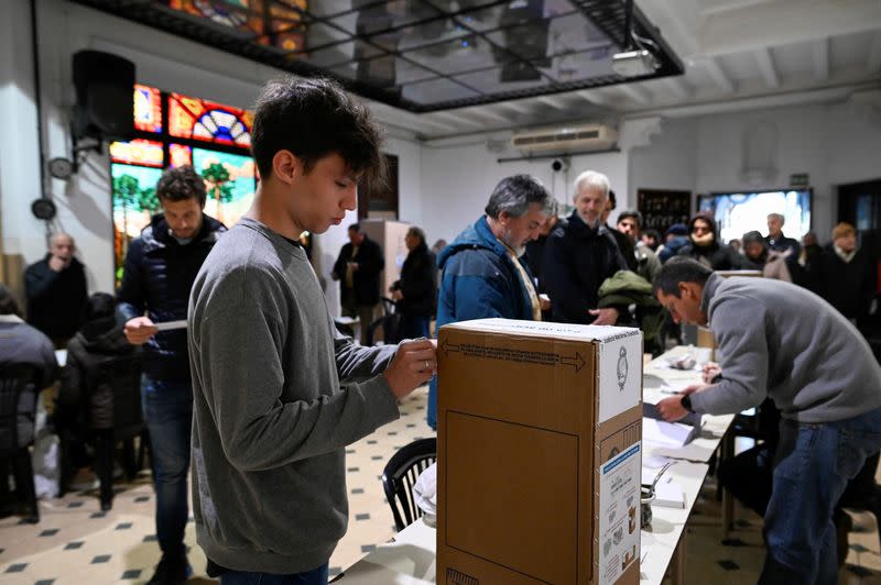 Jóvenes argentinos miran al abismo político en elecciones presidenciales