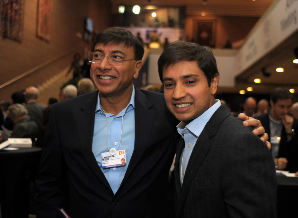 Lakshmi Mittal, à gauche, et son fils Aditya, à droite. AFP