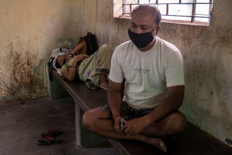 Wider Image: Last doctor standing: Pandemic pushes Indian hospital to brink