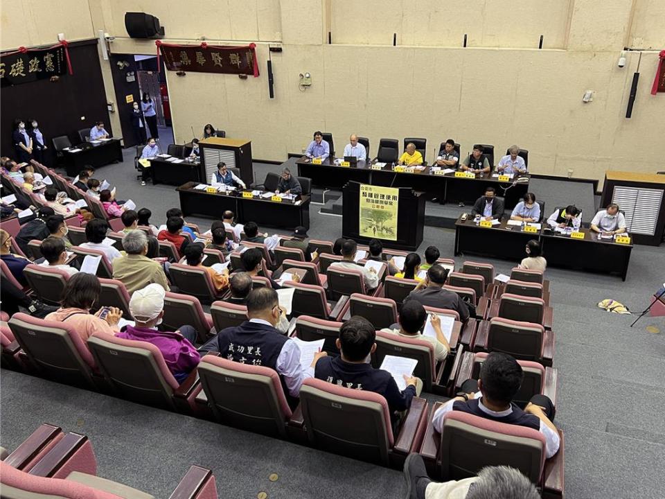 台南市議會26日舉行《台南市騎樓管理使用自治條例》草案公聽會，吸引上百名里鄰長、各利害團體代表參與、發言。（洪榮志攝）