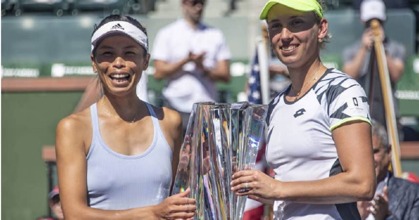 謝淑薇（左）與梅騰絲（右）摘下2021印地安泉網球賽女雙冠軍，也拿下今年WTA年終賽女雙參賽資格。（圖／美聯社）