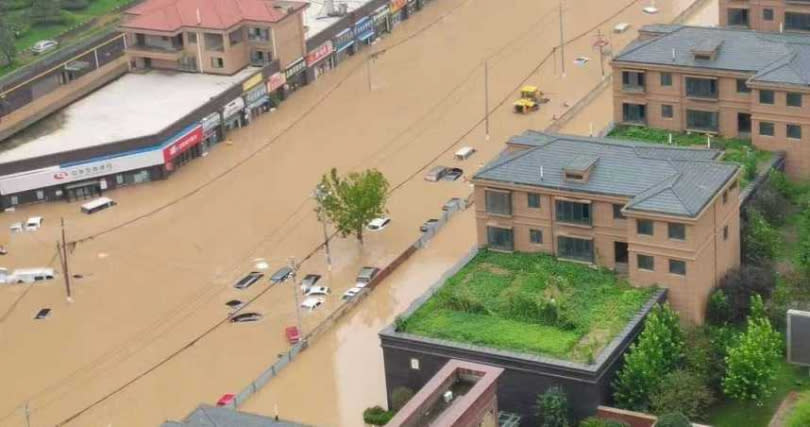 河南鄭州暴雨，許多地方淹水。（圖／翻攝微博）