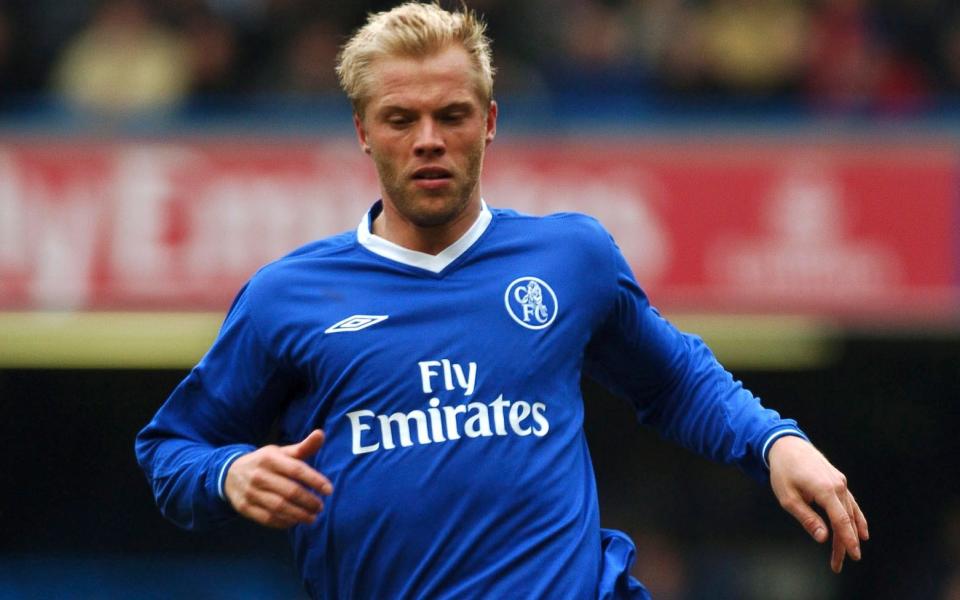 Eidur Gudjohnsen playing for Chelsea