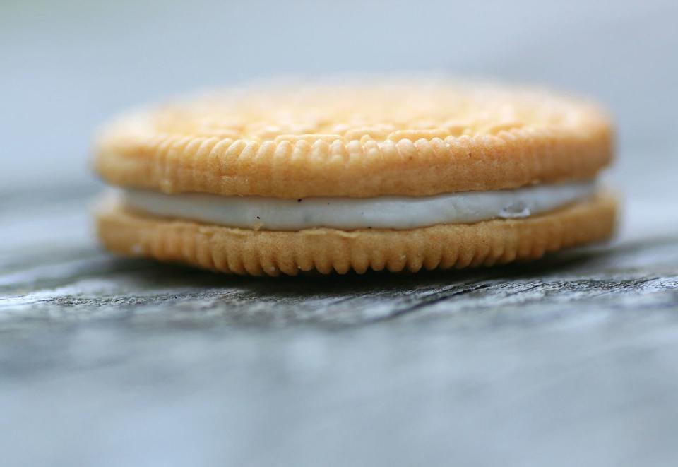 vanilla creme sandwich cookie