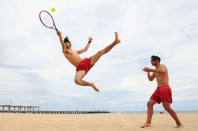 <p>In Melbourne, Australien, entspannen sich Strandbesucher bei einer Partie Tennis und Temperaturen über 30 Grad Celsius. (Bild: Michael Dodge/Getty Images) </p>