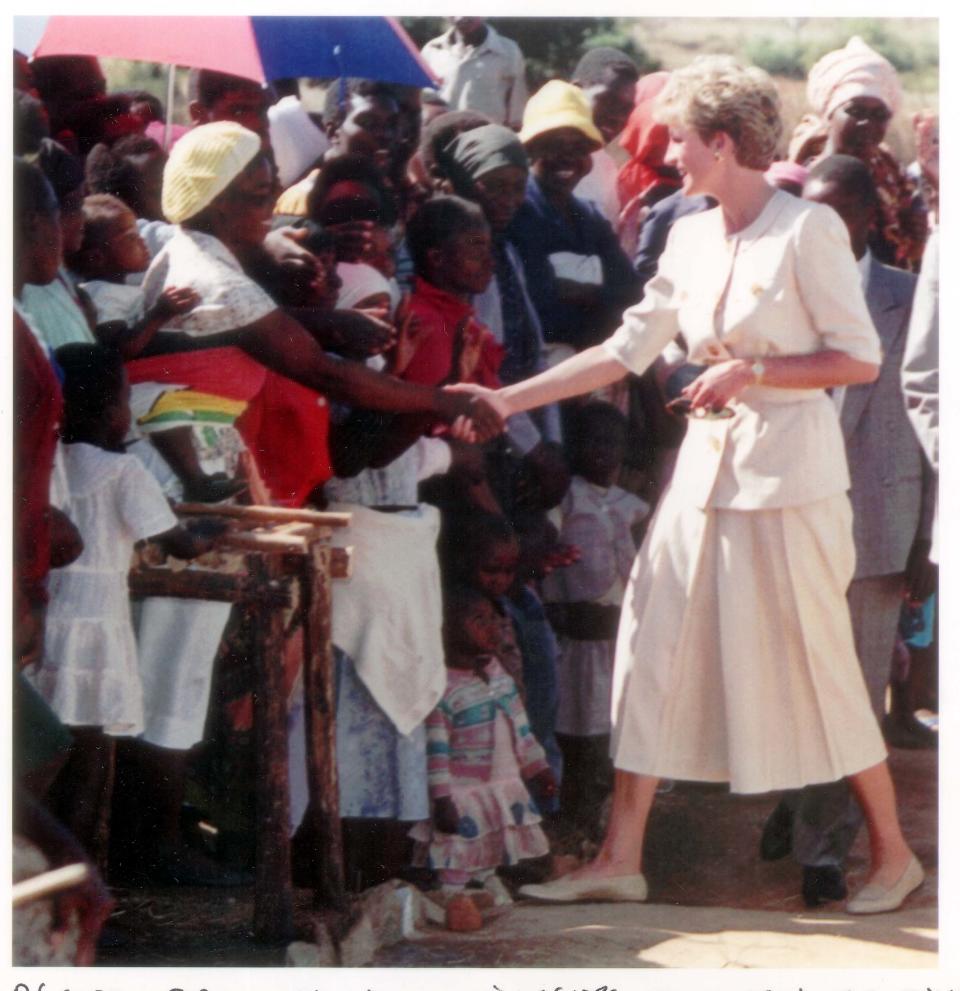 <p>Aquí en una de sus visitas voluntarias a Zimbabwe luciendo un traje pantalón pollera que simula un estilo safari en blanco.<br> Crédito: beimages </p>