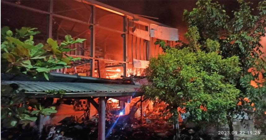 屏東科技園區明揚科技股份有限公司，22日傍晚發生爆炸，造成至少1名消防員殉職。（圖／翻攝畫面）