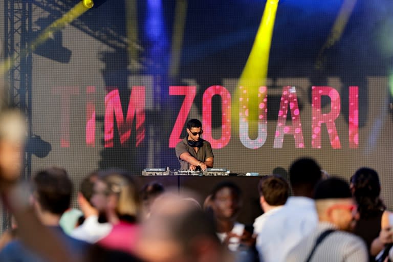 El DJ Tim Zouari actúa durante la inauguración de la Pride House (Casa del Orgullo) de los Juegos Olímpicos de París-2024, en la capital francesa el 29 de julio de 2024 (STEPHANE DE SAKUTIN)