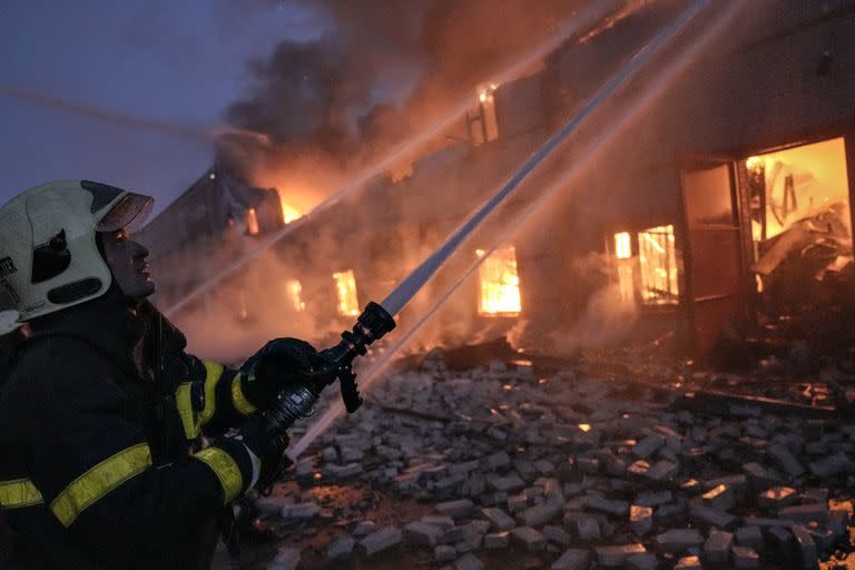 Bomberos ucranianos extinguen un incendio en un almacén después de un bombardeo en las afueras de Kiev, Ucrania, el 17 de marzo de 2022