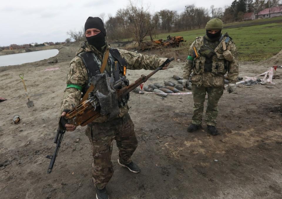 Military sappers hold a dismounted machine gun from a Russian tank destroyed during Russia's invasion near the village of Motyzhyn (REUTERS)