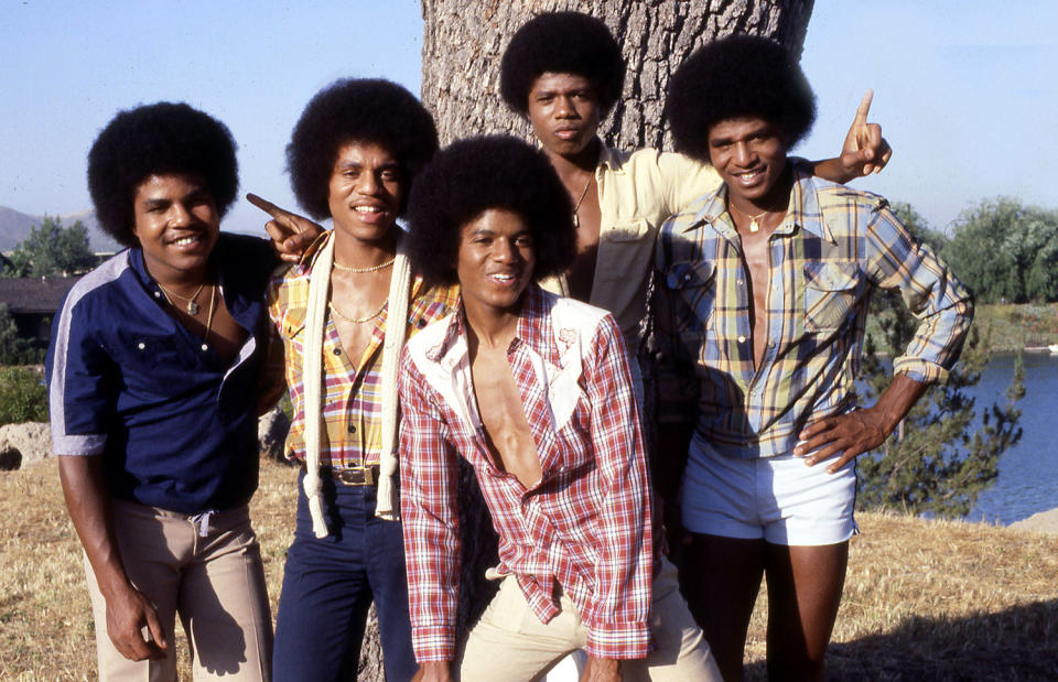(L-R) Tito Jackson, Marlon Jackson, Michael Jackson, Randy Jackson and Jackie Jackson of The Jacksons pose during a publicity photo shoot after the band signed to Epic Records, at Jackie Jackson's home on August 17, 1978 in Westlake Village, California. (Photo by Gregg Cobarr/WireImage)