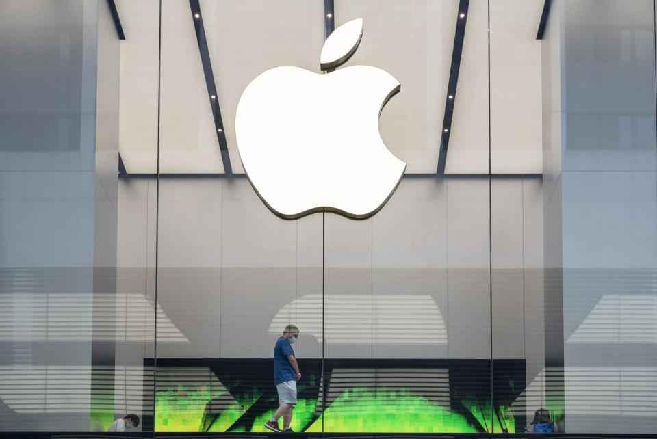 HONG KONG, CHINA - 2021/08/10: American multinational technology company Apple store seen in Hong Kong. (Photo by Budrul Chukrut/SOPA Images/LightRocket via Getty Images)