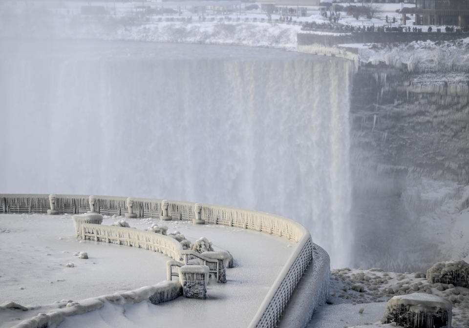 Eisvorhang: Das herabstürzende Wasser ist teilweise gefroren. (Bild: Fatih Aktas/Anadolu Agency via Getty Images)