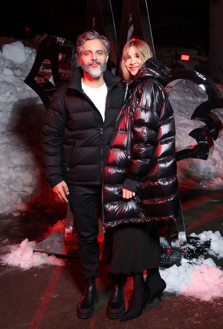 Joaquín Furriel y Guillermina Valdés, en su primera salida oficial, posan juntos en el desfile de Moncler en Suiza