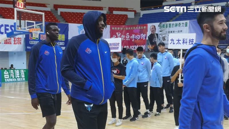 「喬丹女婿」克里斯瑪斯（Rakeem Christmas，中間藍衣戴帽）現為裕隆隊員。（圖／記者呂彥攝影）