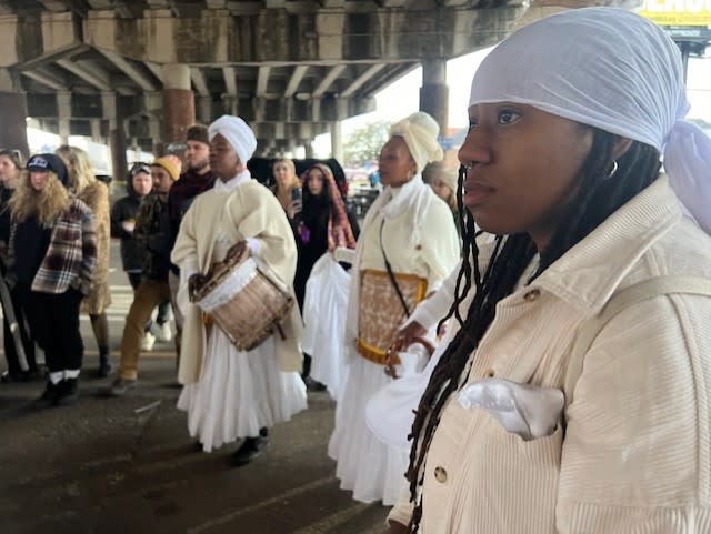 Voodoo Priestess Kalindah LaVeaux parades on Tuesday, Feb. 13, 2024. (WGNO/LBJ)