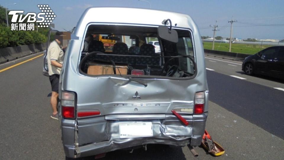 客運為了閃避棧板，導致小貨車及自小客貨車的車尾受損。（圖／警方提供）