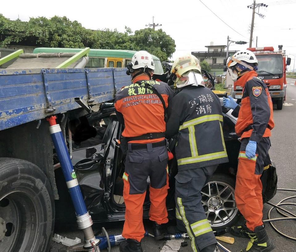 一輛黑色五門掀背車28日上午行經宜蘭縣五結鄉五濱路時，突然失控撞上停在路旁的大貨車，釀2死1重傷慘劇，警方表示，目前已調閱監視器畫面以釐清事發原因。（中央社/讀者提供） 