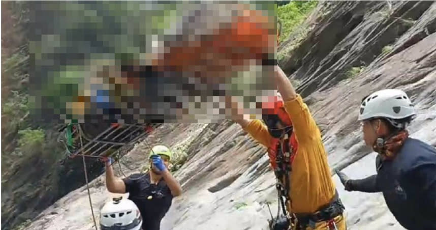 飛龍瀑布山難釀5死，最後一名罹難者遺體昨日被發現，已於今日中午吊掛下山。（圖／消防局提供）