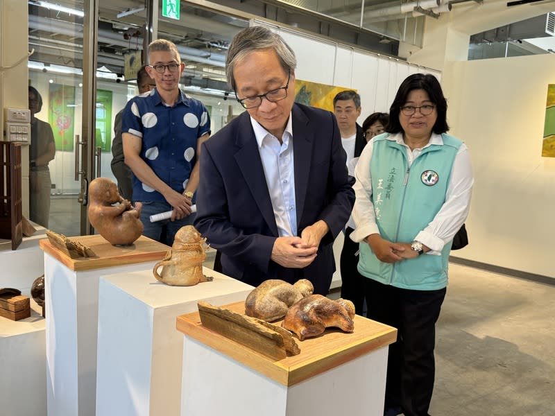 文化部長李遠訪視嘉義文創園區 文化部長李遠（前）26日在民進黨立委王美惠（右） 陪同下訪視嘉義市文創園區，實地瞭解園區營運狀 況。 （王美惠提供）   中央社記者姜宜菁傳真  113年8月26日 