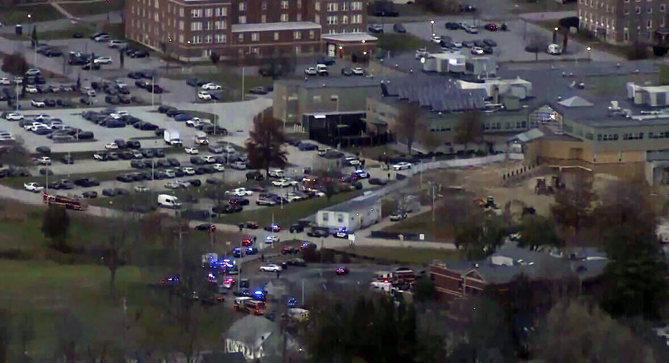 Esta imagen tomada de un video muestra el hospital Nueva Hampshire, el viernes 17 de noviembre de 2023, en Concord, Nueva Hampshire. Una balacera en este hospital concluyó con la muerte del sospechoso, indicó la policía. (WMUR vía AP)