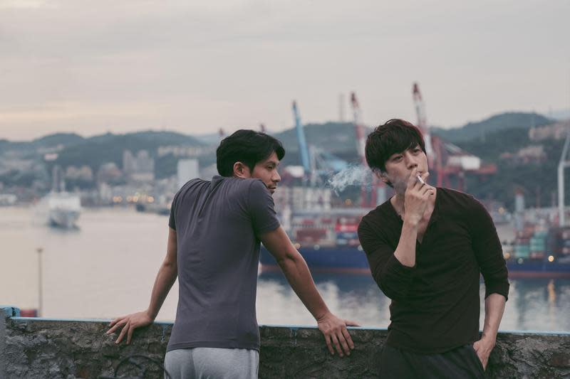 台北電影獎影帝莫子儀（右）與本屆金鐘獎最佳男主角的姚淳耀（左），在《親愛的房客》有一段無法浮上檯面的關係。（牽猴子提供）