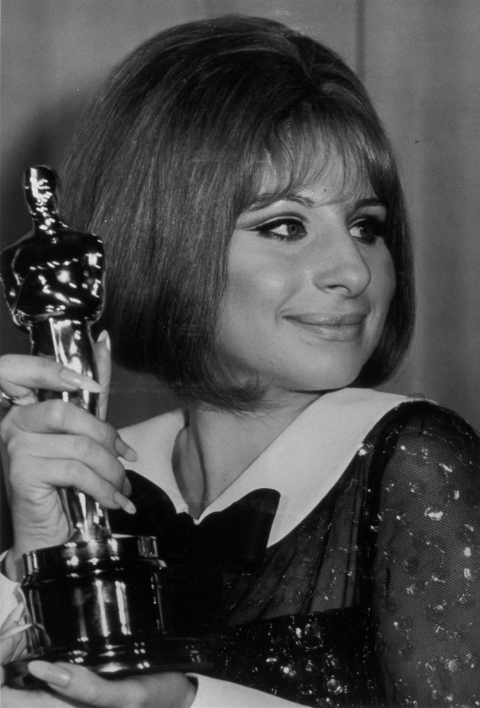 <p>Bis heute hat Streisand über 35 Studioalben veröffentlicht, die auf der ganzen Welt in den Hitlisten landeten. Gold- und Platin-Schallplatten häufen sich bei der Sängerin. 1969 kam ein Oscar als beste Hauptdarstellerin dazu. 1974 war sie nochmals in der Kategorie nominiert, konnte für “So wie wir waren” jedoch nicht gewinnen. </p>