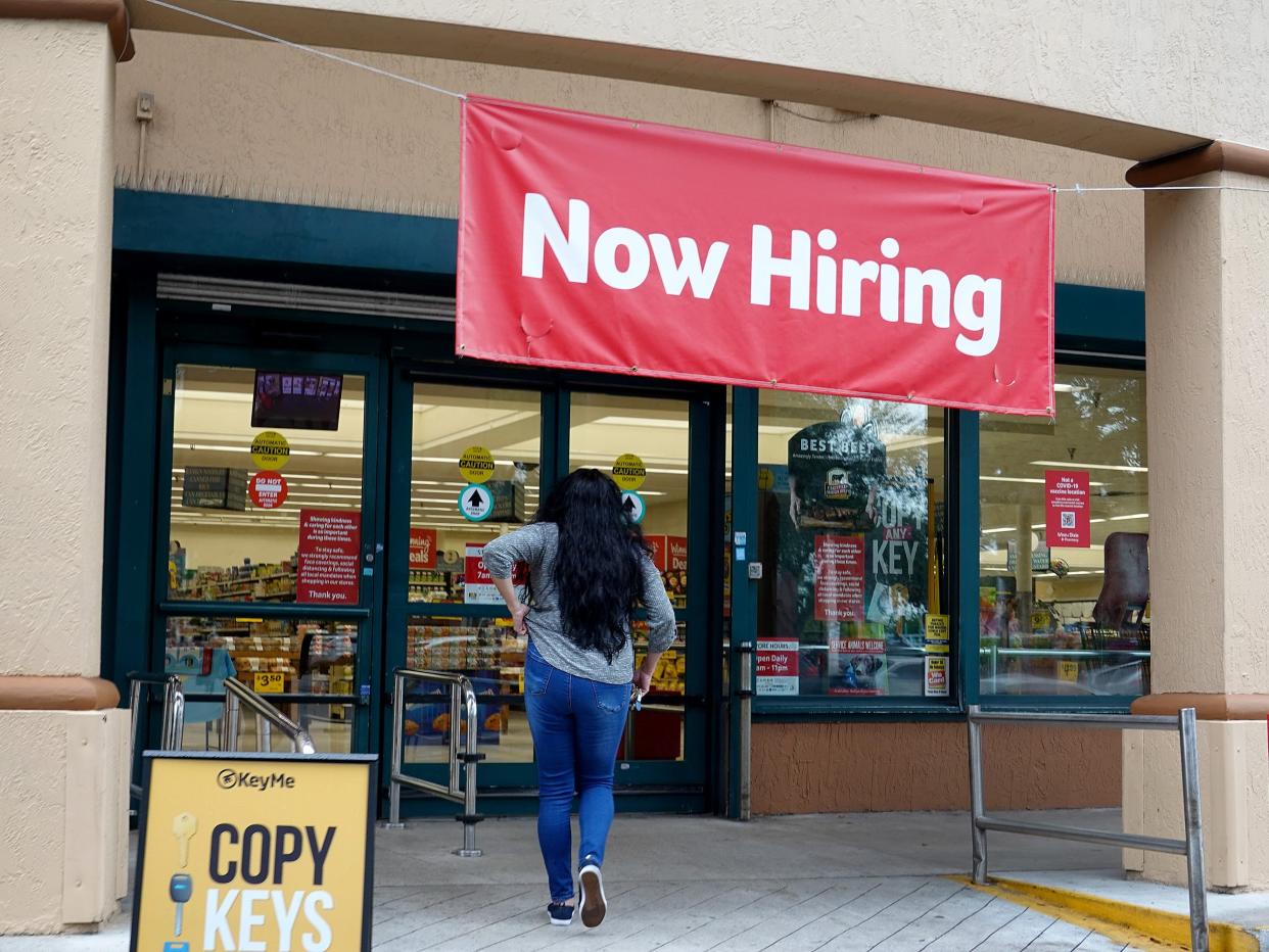 Now Hiring Sign Florida