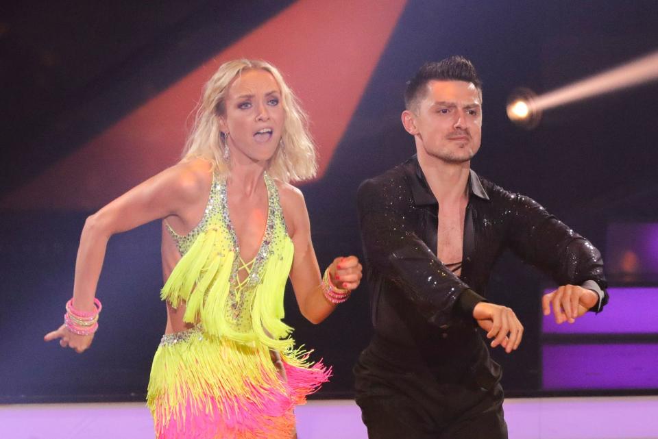 Zunächst sah allerdings alles nach einem Durchmarsch für die "Chica" aus: Janin Ullmann und ihr Tanzpartner Zsolt Sándor Cseke glänzten nicht nur beim Cha Cha Cha. (Bild: 2022 Getty Images/Joshua Sammer)