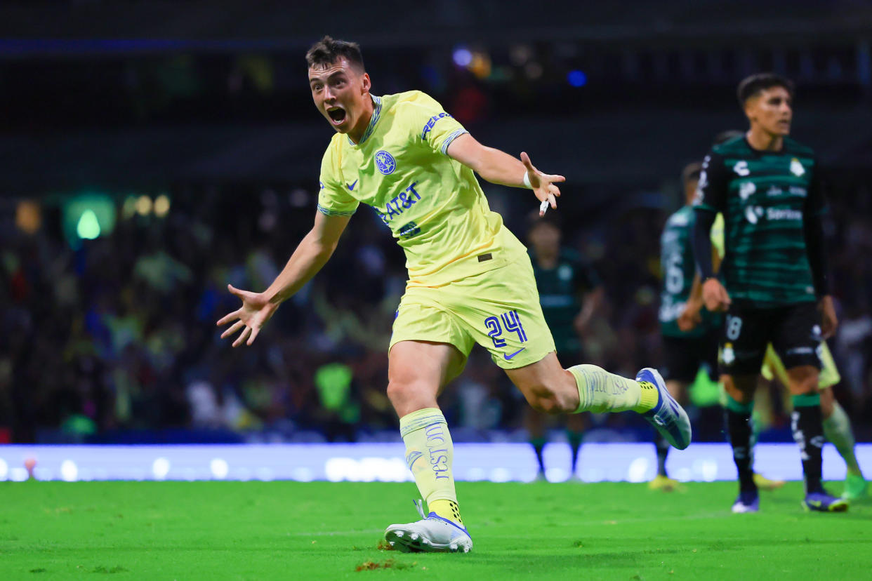 Federico Viñas celebra su gol en el empate 3-3 entre América y Santos en partido correspondiente a la Jornada 5 del Torneo Apertura 2022. (Foto: Héctor Vivas/Getty Images)