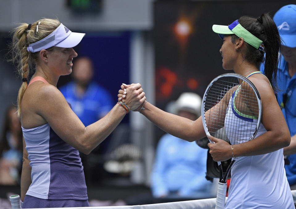 La alemana Angelique Kerber, a la izquierda, es felicitada por la australiana Priscilla Hon tras ganar su partido de segunda ronda en el Abierto de Australia en Melbourne, Australia, el jueves 23 de enero de 2020. (AP Foto/Andy Brownbill)