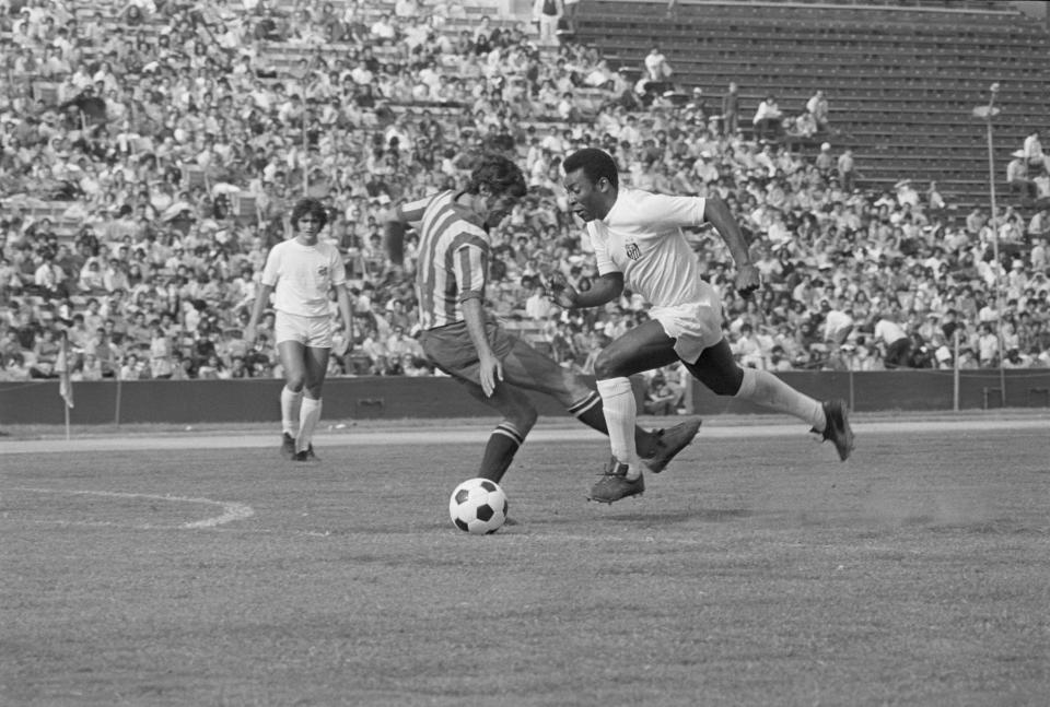 Pel&#xe9; em a&#xe7;&#xe3;o pelo Santos em 1973. Foto: Getty Images