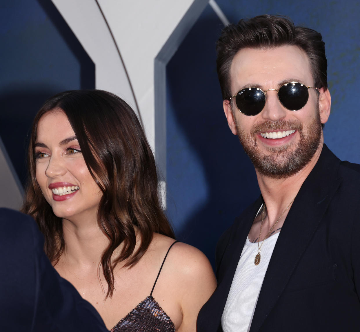 HOLLYWOOD, CALIFORNIA - 13 DE JULIO: Ana de Armas y Chris Evans asisten al estreno mundial de 