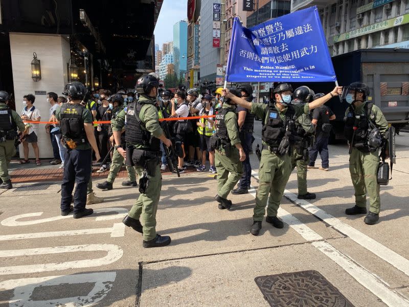 ▲香港警察9月6日約下午3時，舉起藍旗警告民眾離開。（圖／翻攝自《香港01》）